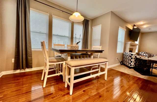 Executive corporate rental features community pool. Fully furnished and includes all utilities. Gallery 4