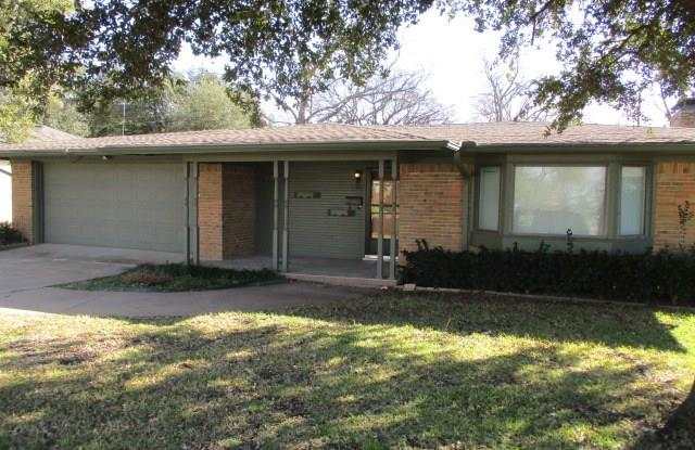 118 W Highland Drive - 118 West Highland Drive, Irving, TX 75062