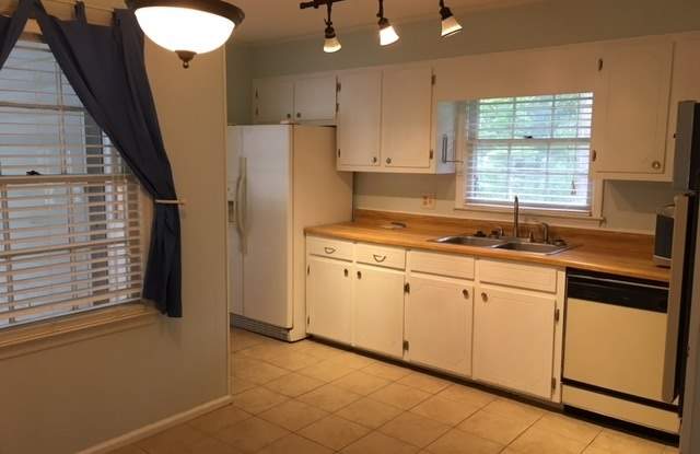 Beautiful 3 Bedroom 2 Bath Brick Home in Valdosta Gallery 4