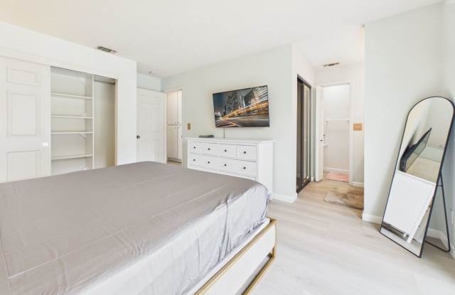 Furnished Single-story 3Bd/2Ba near Sutter Roseville with a office and garden Gallery 4