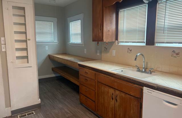 Beautifuly updated 2 Bedroom home with back yard Gallery 4