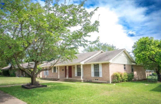902 Magnolia Ln - 902 Magnolia Lane, Lancaster, TX 75146