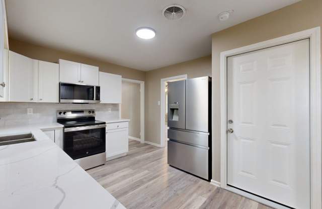 BRAND NEW STAINLESS STEEL APPLIANCES, NEW KITCHEN + NEW BATHROOM! photos photos