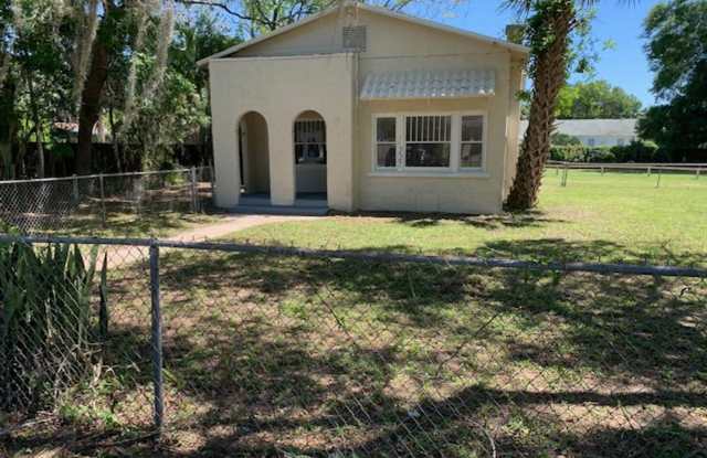 3 Bed 1 Bath Home With Huge Fenced Yard Pet Friendly Section 8 welcomed photos photos