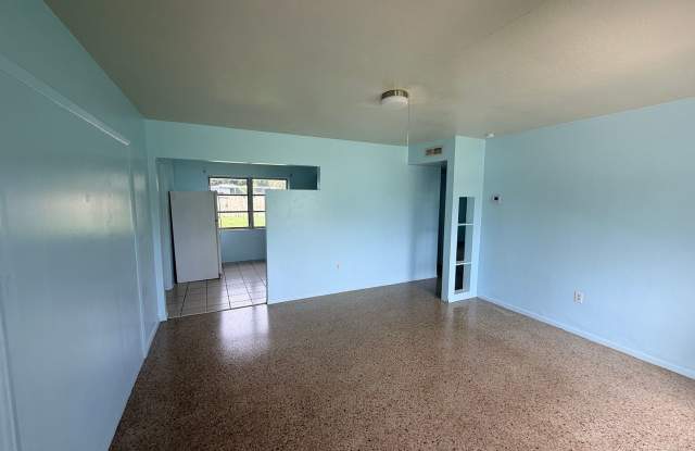 2 Bed/ 1.5 Bath Home with Bonus Room Gallery 4