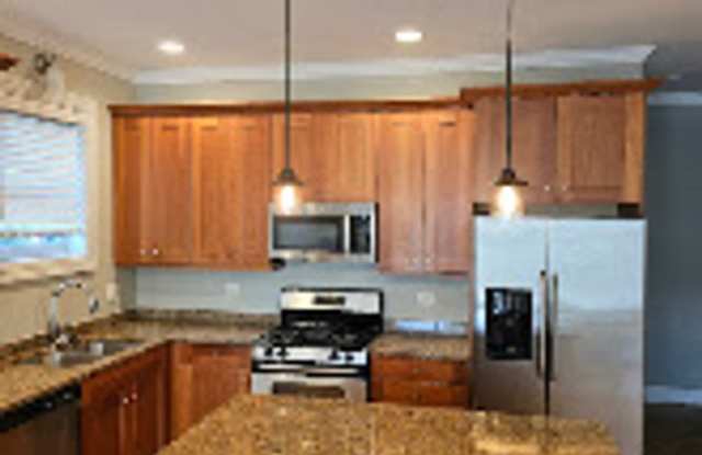Stunning 2 Bed, 2 Bath Condo with Garage Parking & Private Outdoor Space in Rogers Park! Gallery 3