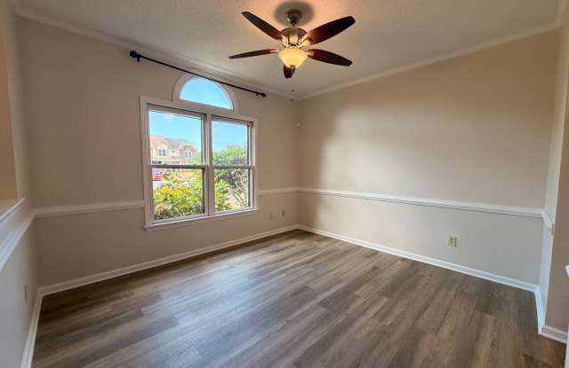 UPDATED & READY 09-01-26!! 3-Bedroom End-Unit - Pet Friendly- Fenced Backyard! Gallery 4