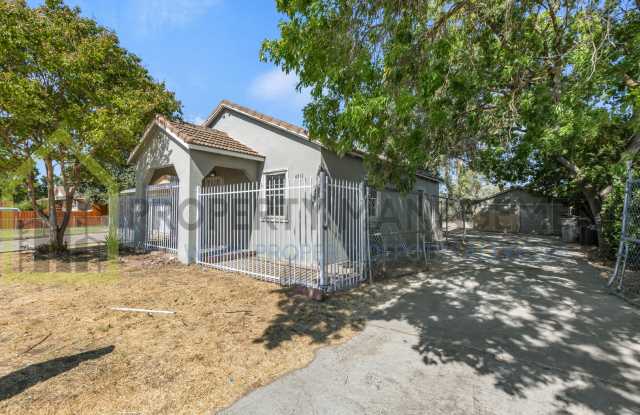 Looking for a charming 2-bedroom, 1-bath single-family home with a spacious yard? photos photos
