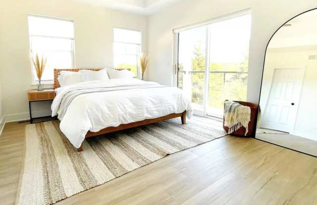 Fontana Contemporary Furnished Townhome Available for Monthly & Mid-Term Rentals Gallery 4