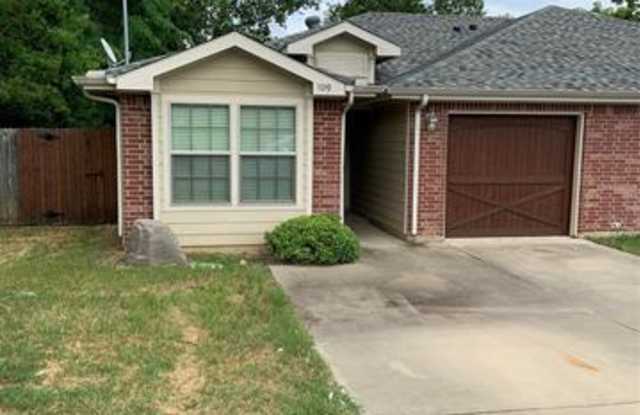 1019 S Welch Street - 1019 South Welch Street, Denton, TX 76201