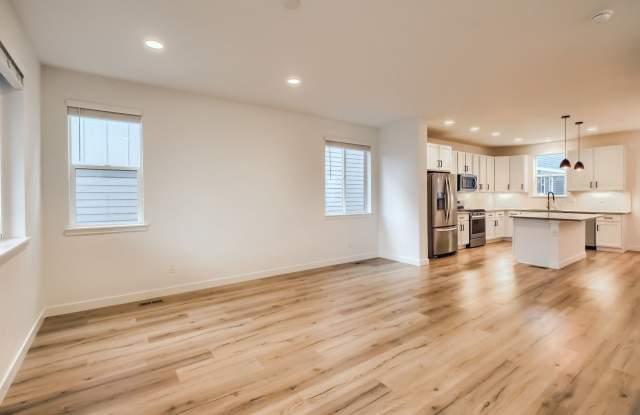Modern 3 Bedroom townhome in Prime Location (Mountain Views!) Gallery 3
