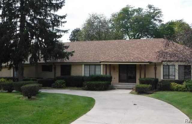 5018 LAKE BLUFF Road - 5018 Lake Bluff Road, Oakland County, MI 48323