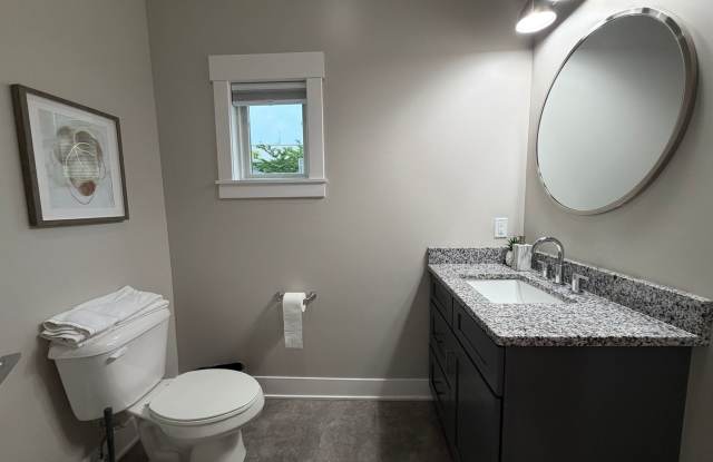 406 E 6th St - 4 Bed/4 Bath - Fully Furnished - Located Right By Kirkwood! Gallery 3