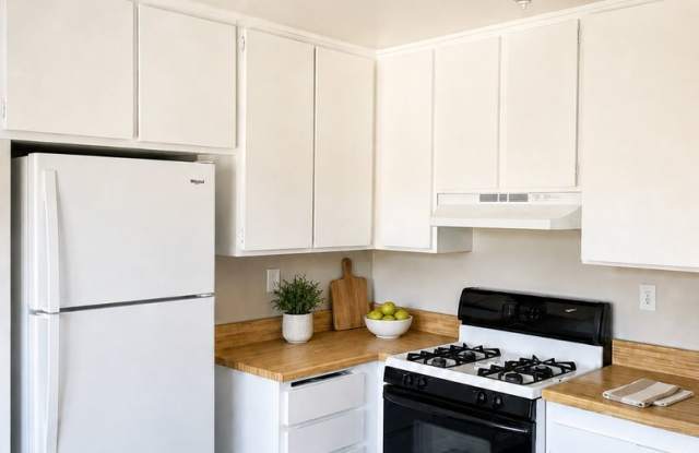 2 Bedroom / 1 Bath in Victorville - Gated Complex, Spacious Apartment w/ Pool Gallery 1