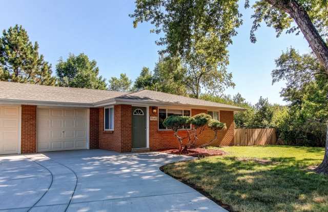 Charming 2BR Duplex in Lakewood by Crown Hill Park - 9645 West 22nd Place, Lakewood, CO 80215