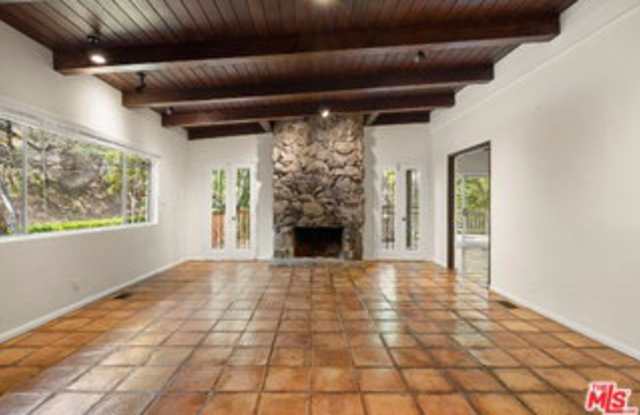 2370 Nichols Canyon Road Gallery 2