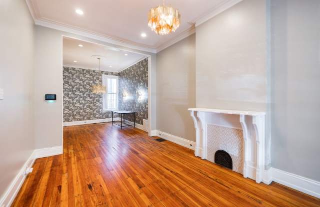 5 Bedroom Townhouse in Spruce Hill Gallery 1