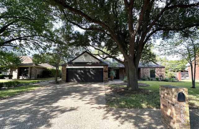 Spacious Single Story 4 Bedrooms, 2 Bathrooms Enclosed Sunroom for rent in South Austin Onion Creek for Rent! photos photos