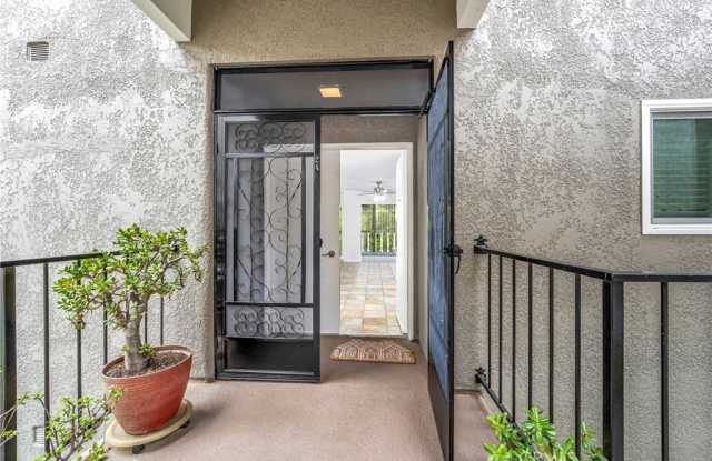 2404 Via Mariposa W Gallery 2