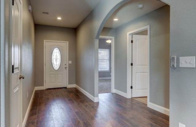 For Lease –  3-Bed / 2-Bath 2219 Kentucky Ave, Joplin, MO Gallery 3