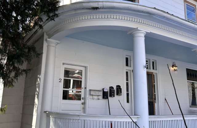 908 West Beverley Street - 2 photos photos