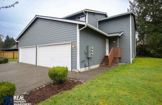 Updated 3BR Townhouse in Puyallup | 2-Car Garage, Fireplace & Modern Finishes! - 16216 72nd Avenue Court East, Frederickson, WA 98375