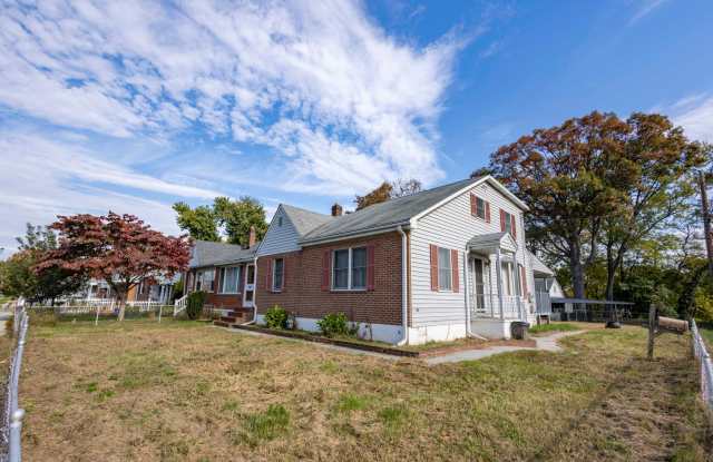 Cozy 4 Bedroom/2 Bathroom Detached Home in Essex, MD! - 317 South Stuart Street, Essex, MD 21221
