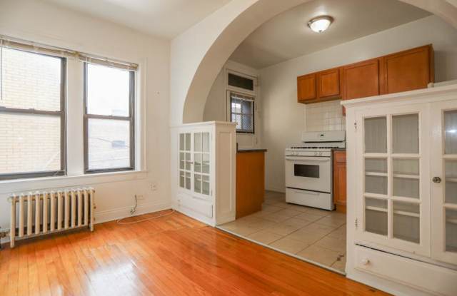 1627 W Lunt Gallery 3