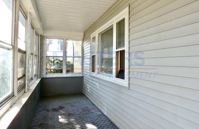 Comfortable 3-Bedroom Toledo Home with Kitchen Appliances Included! Gallery 1