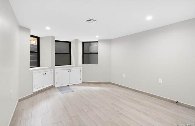 964 ST JOHNS Place Gallery 4