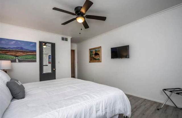 Adorable duplex + Heart of OKC + Close to entertainment + restaurants Gallery 4