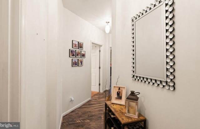 21191 MCFADDEN Square Gallery 4