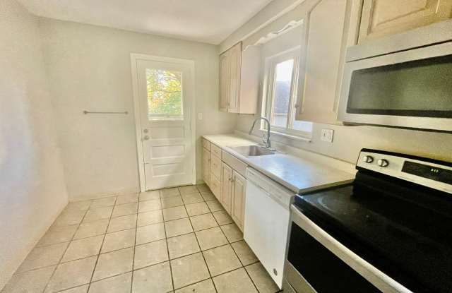 Squirrel Hill - 3 Bedroom, 1.5 Bath Great Location on Shady Ave Gallery 4
