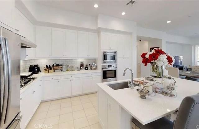 Luxurious Beacon Park Living: Modern 3-Bedroom Townhome with Mountain Views  Resort-Style Amenities! - 195 Follyhatch, Irvine, CA 92618