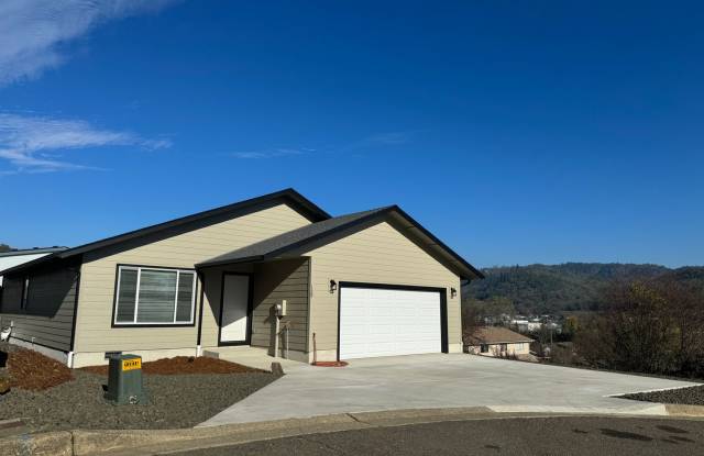 Newer 3 Bed 2 Bath Home In Roseburg - 139 Northwest Makah Court, Douglas County, OR 97471