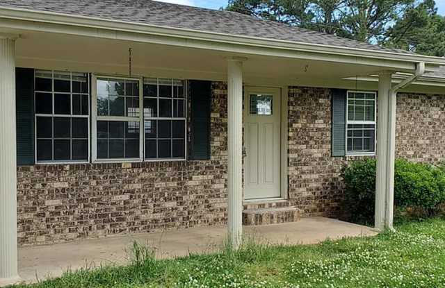 3 bed 2 bath rental home - 1607 Harding Avenue, Muscle Shoals, AL 35661