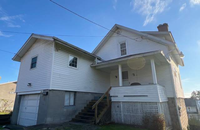 Downtown- 3 bedroom House- Available 5/20! 1 Free Parking Spot photos photos