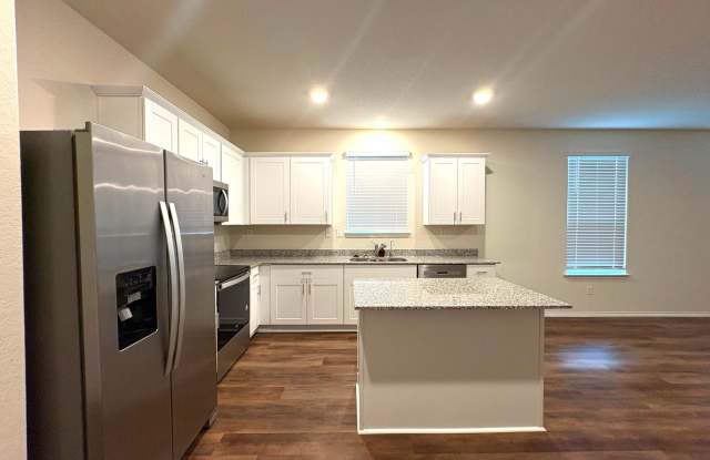 Open-Concept Living with Easy Access to I-10 & Loop 1604 Gallery 4