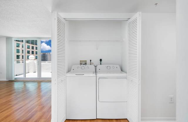 Yacht Club at Brickell Gallery 4