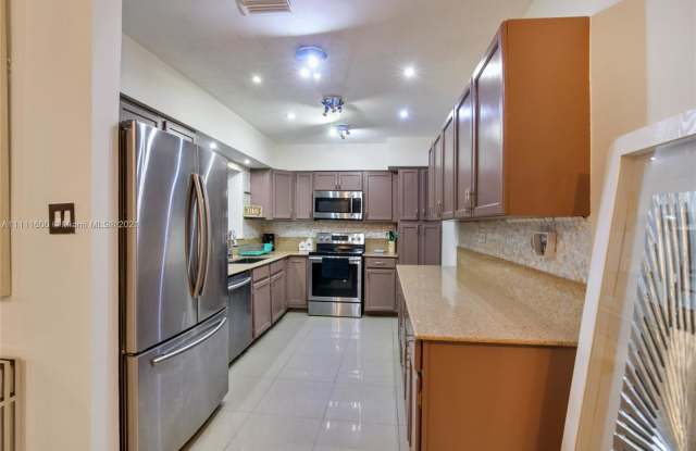 550 NE 180th Dr Gallery 3