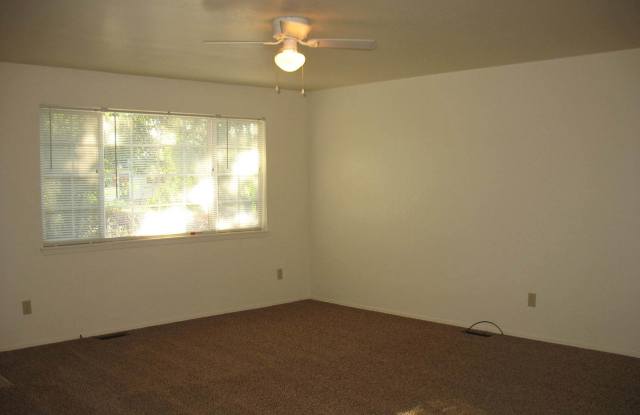 3bed, 1.5bath, 1,050sq.ft. Single family home with garage - 219 East Denver Street, Caldwell, ID 83605