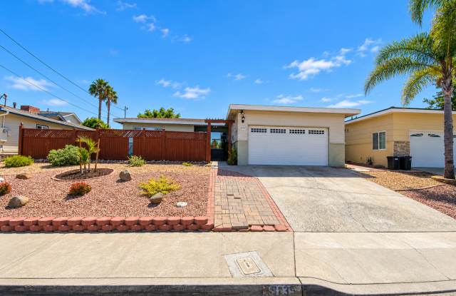 Great Location, Beautiful Pool! Gallery 3