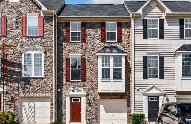 Beautiful Three Level Townhome For Rent Gallery 1