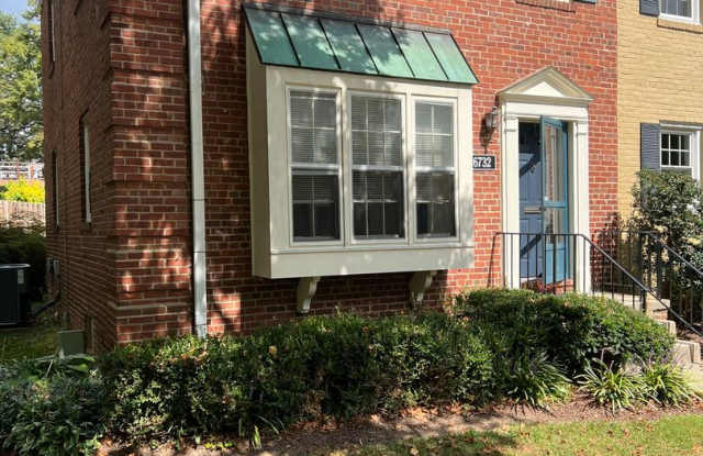 Wonderful end unit in Downtown Bethesda, 1 Mi. to Bethesda Metro photos photos