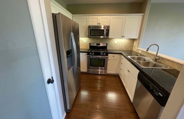 **$500 OFF THE FIRST FULL MONTH'S RENT** Fantastic 3 bedroom 2 1/2 Bathroom Townhome Located in Progress Ridge! Gallery 3