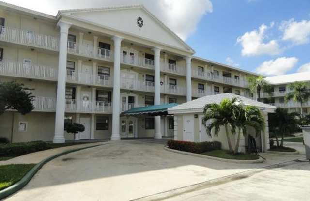 Sun-Filled Penthouse Unit | 2BR/2BA | Pool Views | 2 Parking Spaces Included Gallery 3