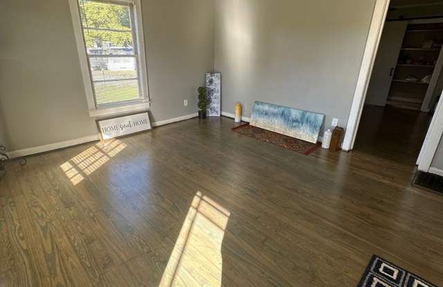 2 Bed House w/ Wooden floors, Large Front porch, Central HVAC & Huge yard! Gallery 3