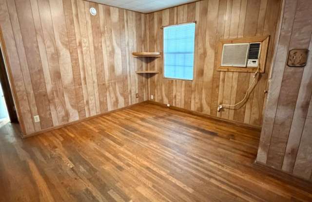 Harlandale 2 bedroom, 1 bath ready for move-in Gallery 4
