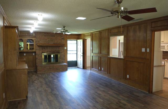606 Hillcrest Circle - 606 Hillcrest Circle, Malakoff, TX 75148