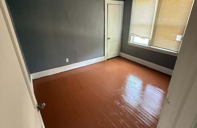 5517 Hillsboro Street Gallery 3